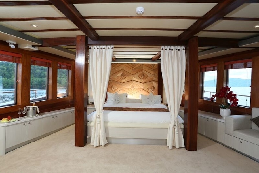 Features for LAMIMA Private Luxury Yacht For charter