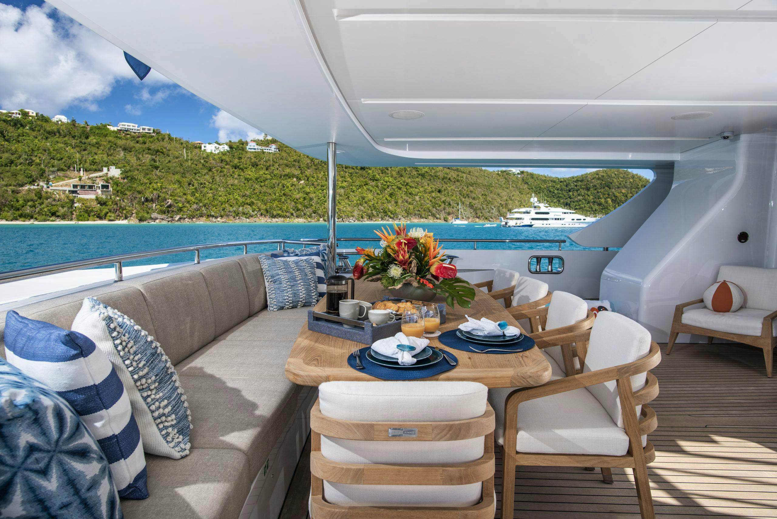 Features for WABASH Private Luxury Yacht For charter