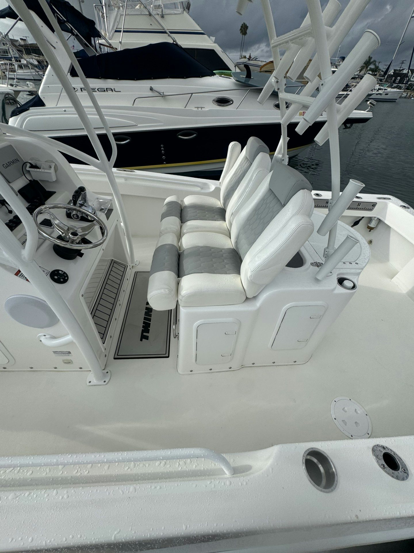 a boat with many seats aboard TWIN VEE 26 Yacht for Sale