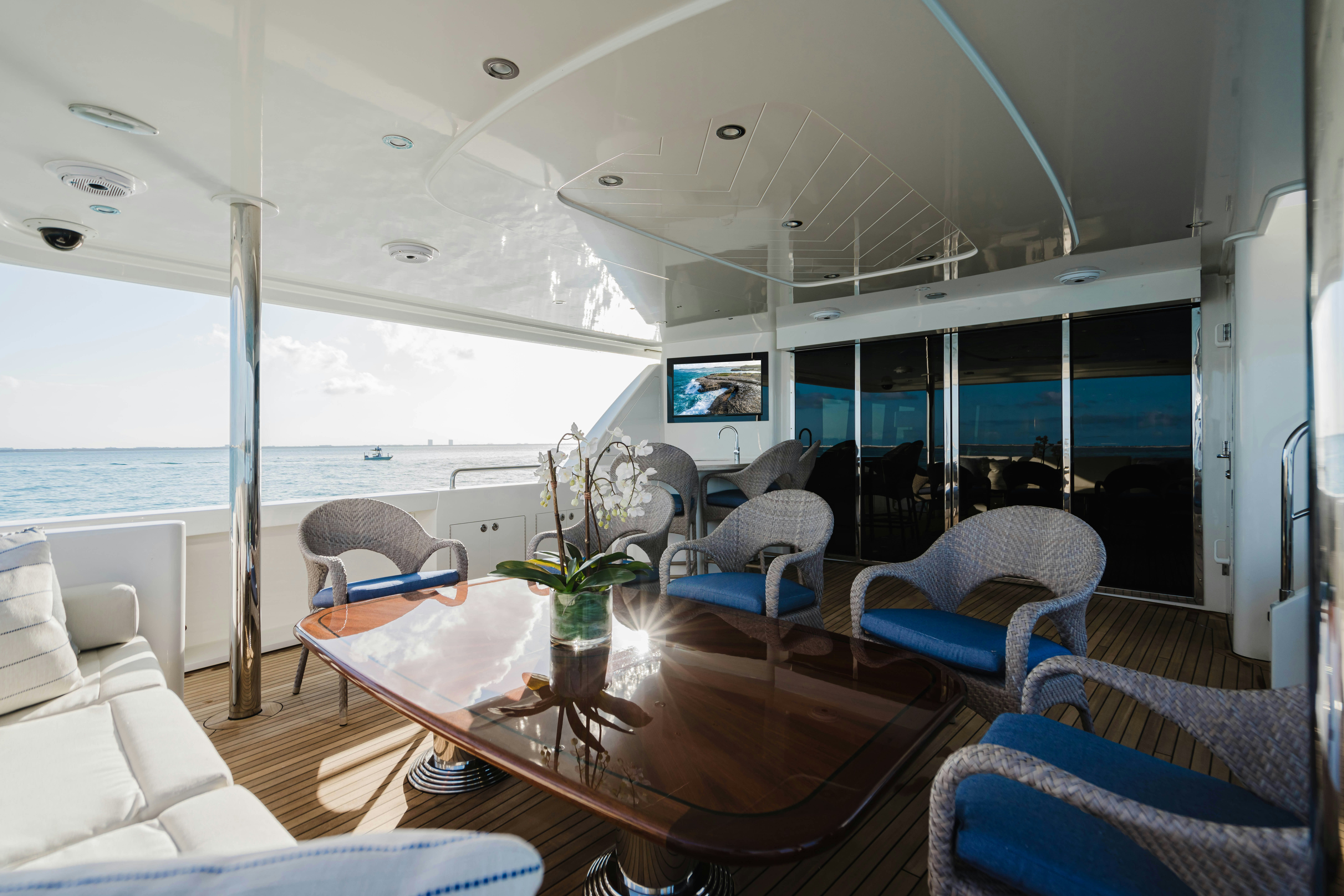 a large living room with a large ocean view aboard SEAQUINN Yacht for Sale