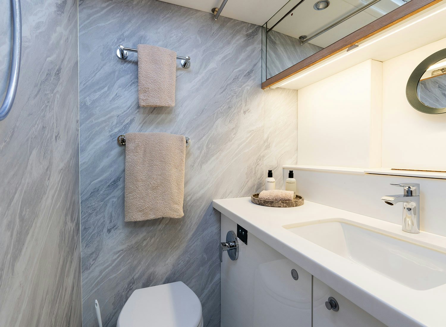 towels on a rack aboard CHAMPAGNE HIPPY Yacht for Sale