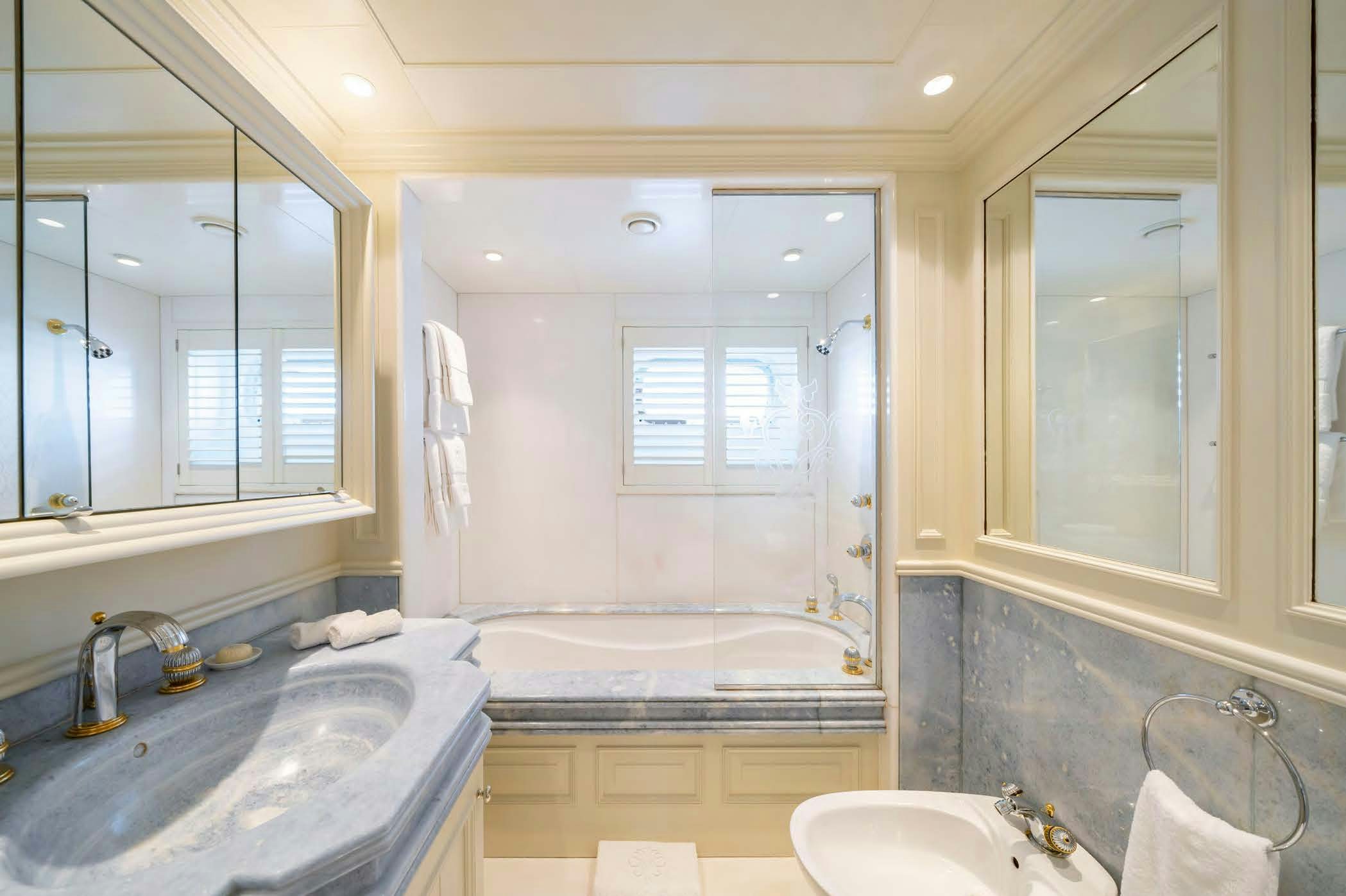 a bathroom with a large tub aboard MOSAIQUE Yacht for Sale