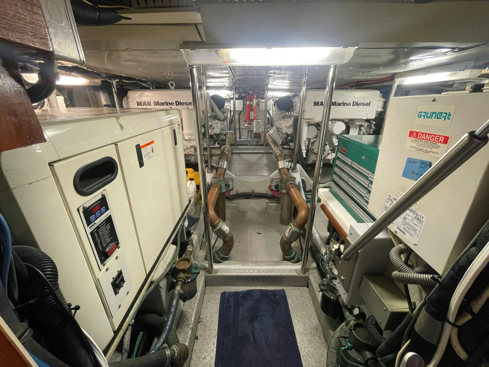 a room with a machine aboard SOUTHERLY Yacht for Sale