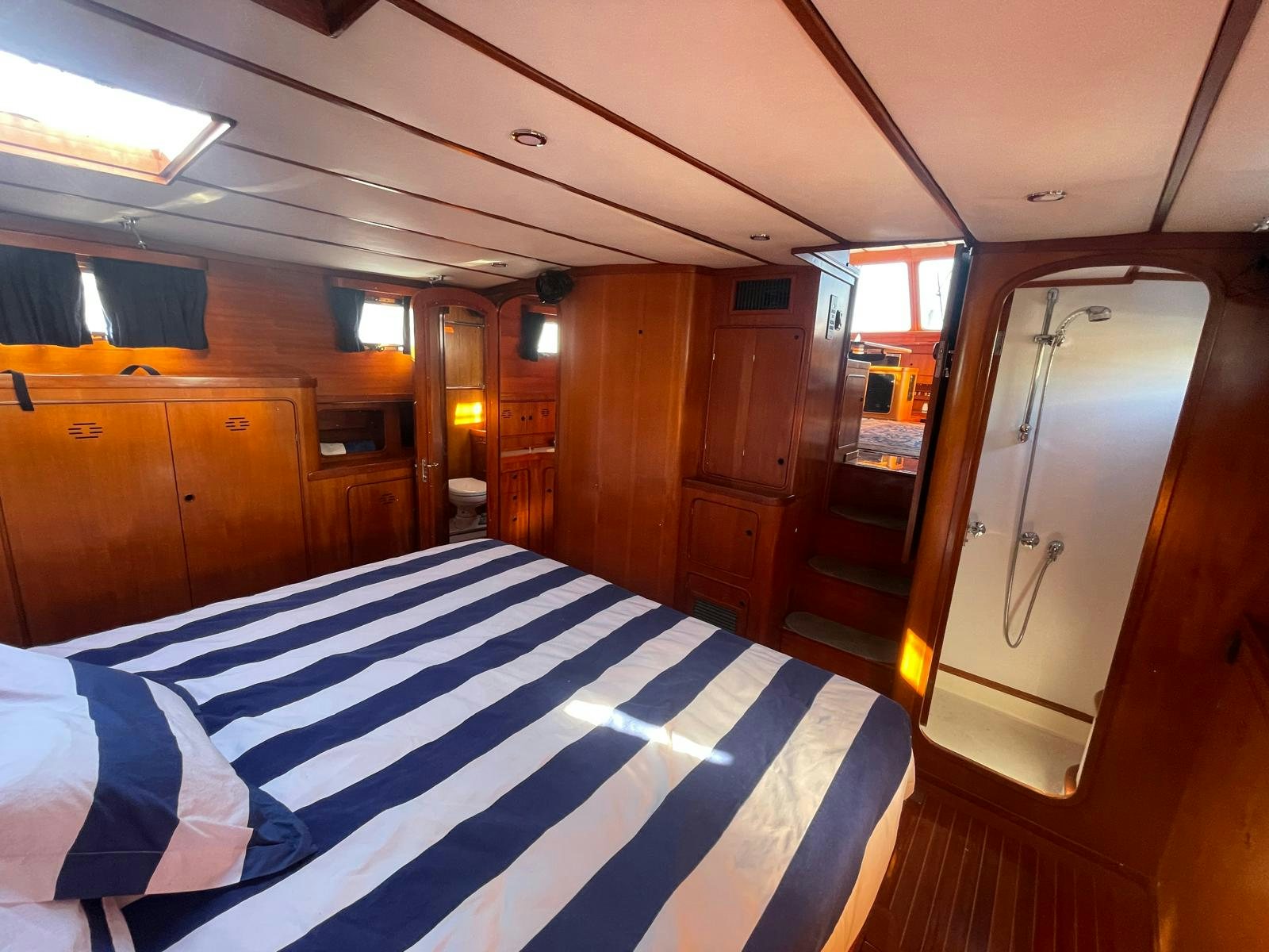 a room with a bed and a door aboard SOUTHERLY Yacht for Sale