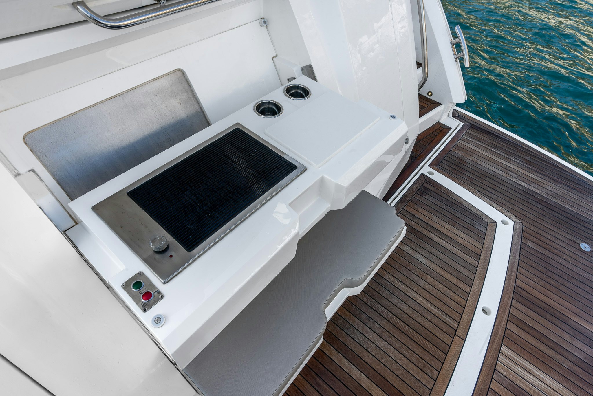 a white microwave oven aboard ISLA DE FLORA Yacht for Sale