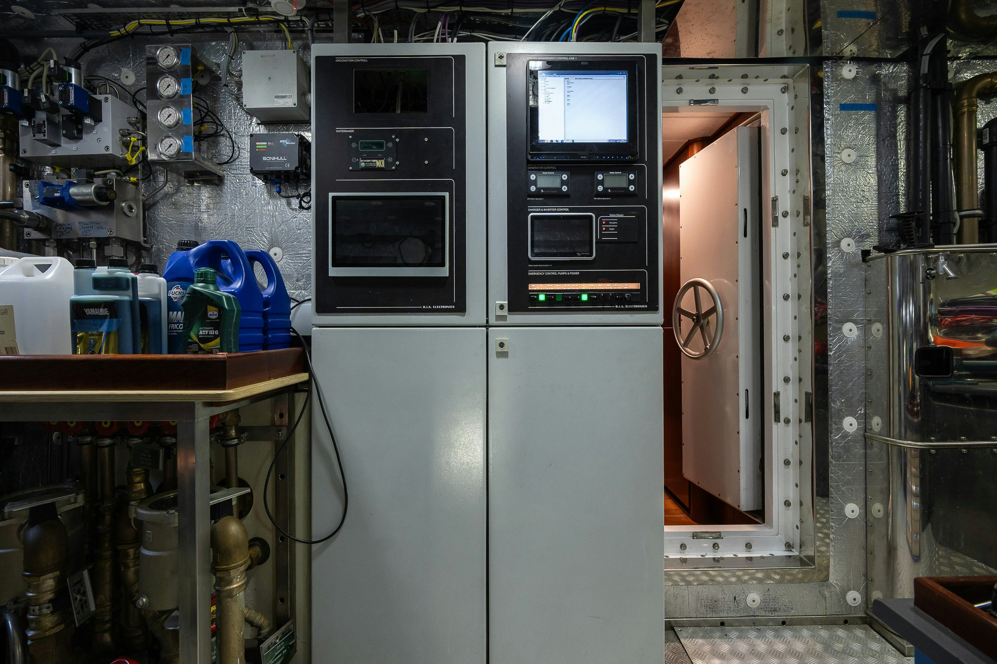 a machine with many wires aboard PLAYMOBIL Yacht for Sale