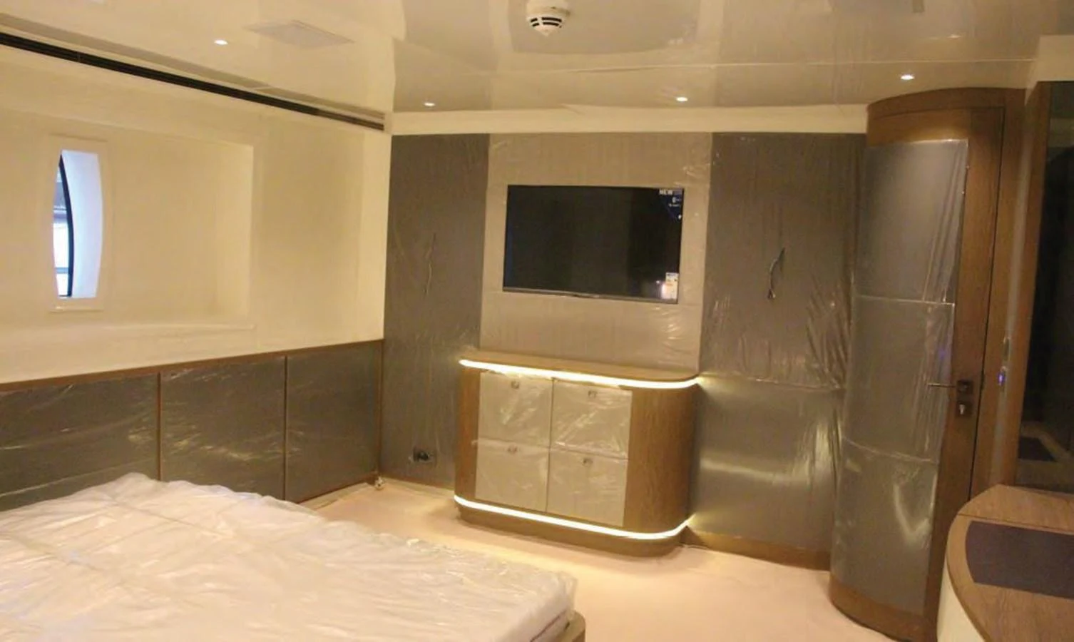 a room with a tv and a bed aboard HULL#05 Yacht for Sale