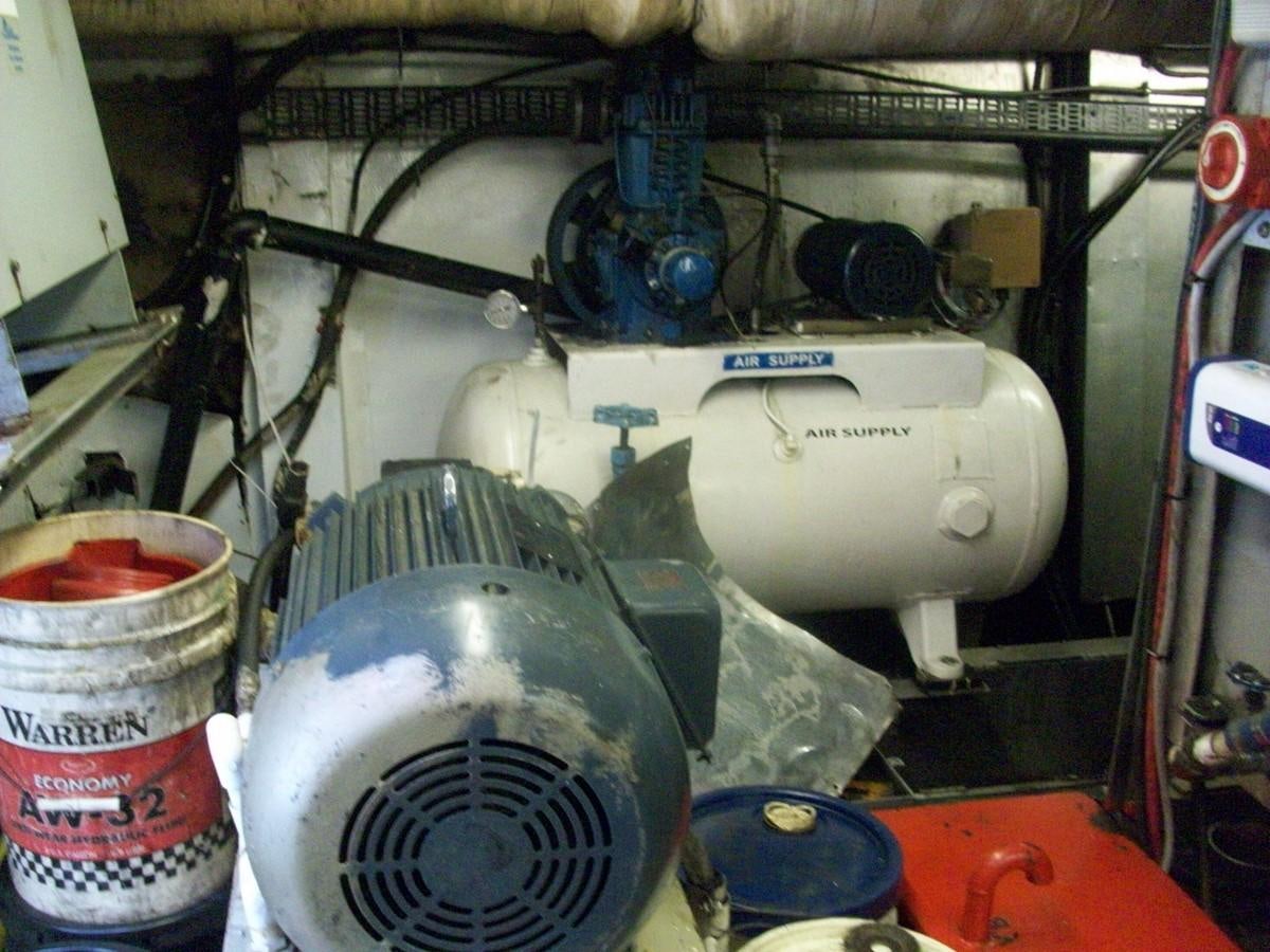 a machine with a large piece of metal aboard NO NAME HALF MOON CLIPPER Yacht for Sale