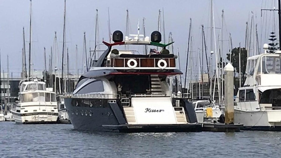 KISSES Yacht KISSES Yacht
