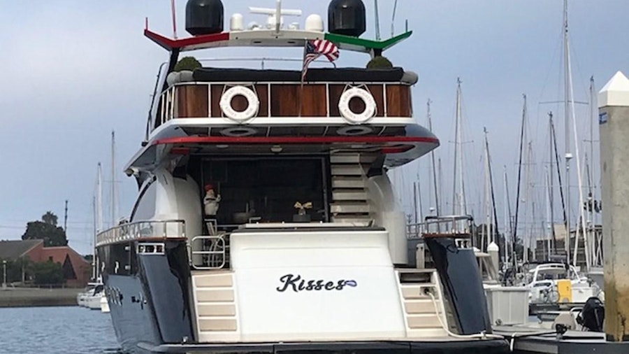 KISSES Yacht KISSES Yacht