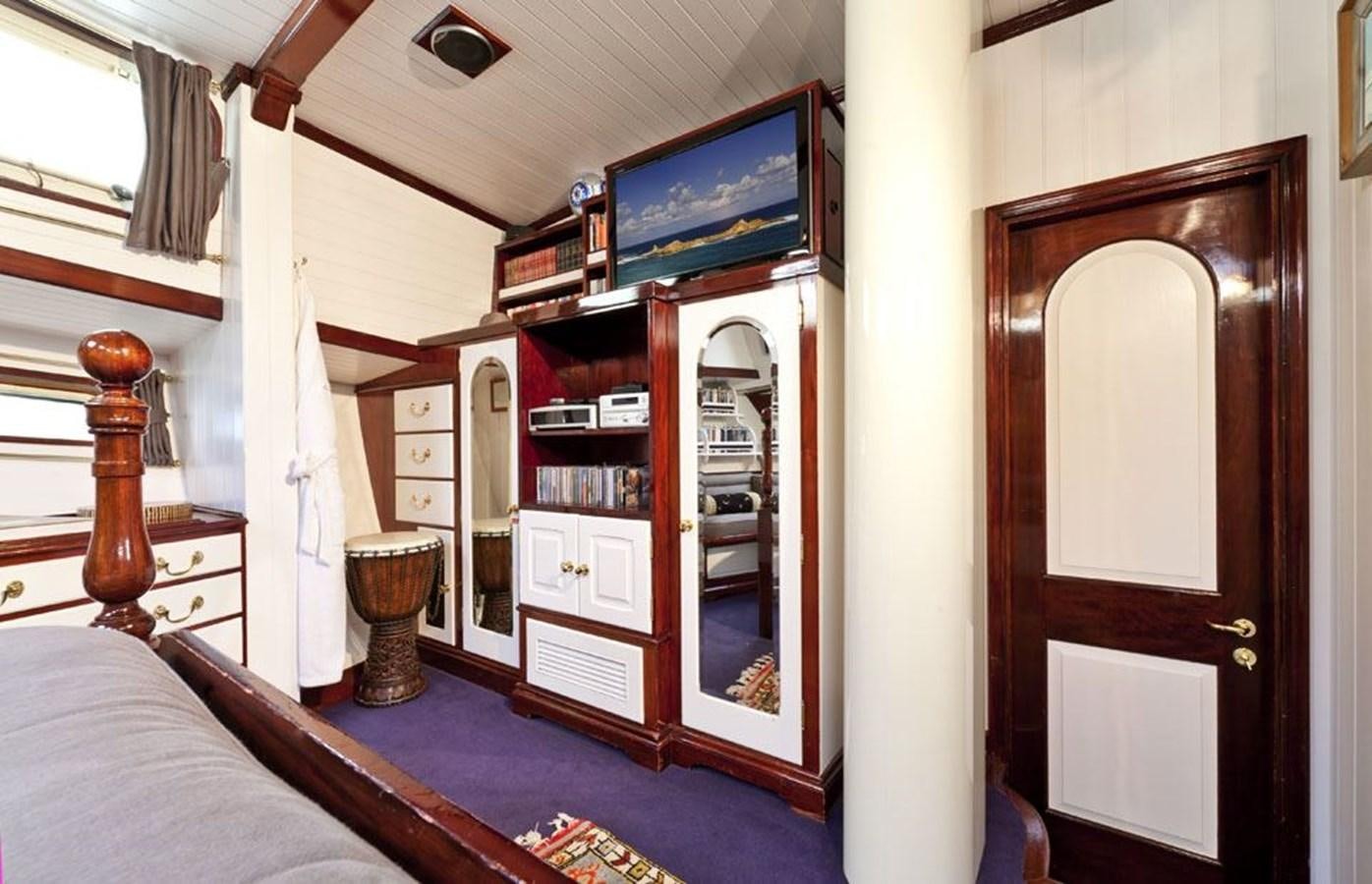 a bedroom with a tv and a bed aboard TIGERLILY OF CORNWALL Yacht for Sale