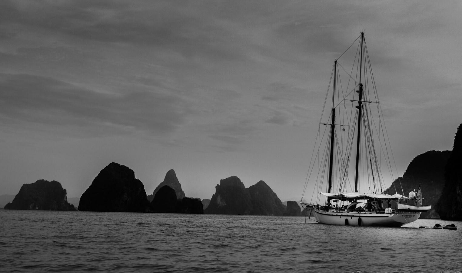 a boat sailing in the sea aboard DALLINGHOO Yacht for Sale