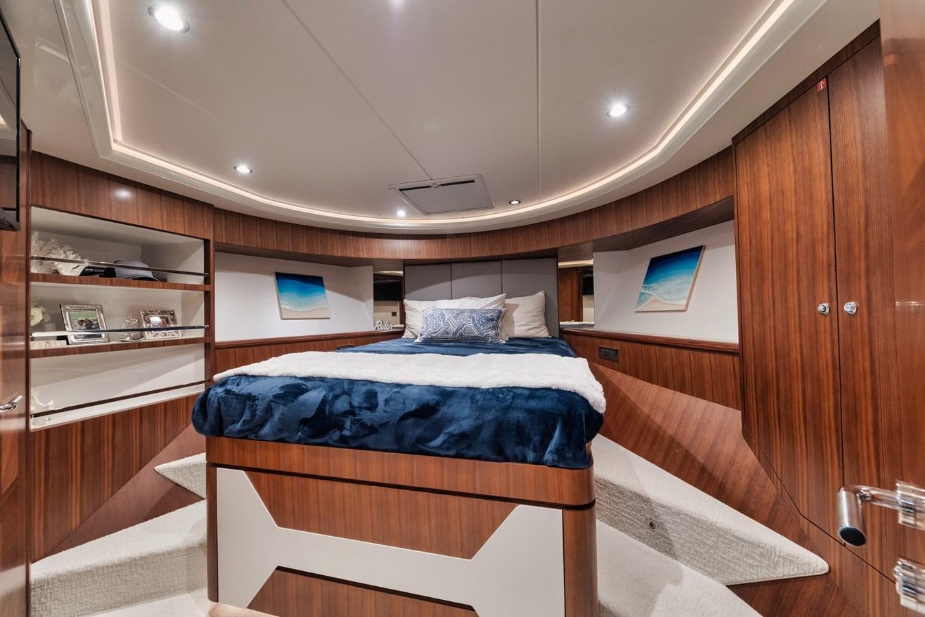 a room with a bed and a desk aboard 2019 OCEAN ALEXANDER 88 SKYLOUNGE MUDSLINGER Yacht for Sale
