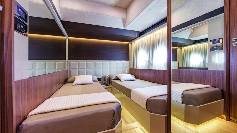 72 FLY Yacht 72 FLY Yacht