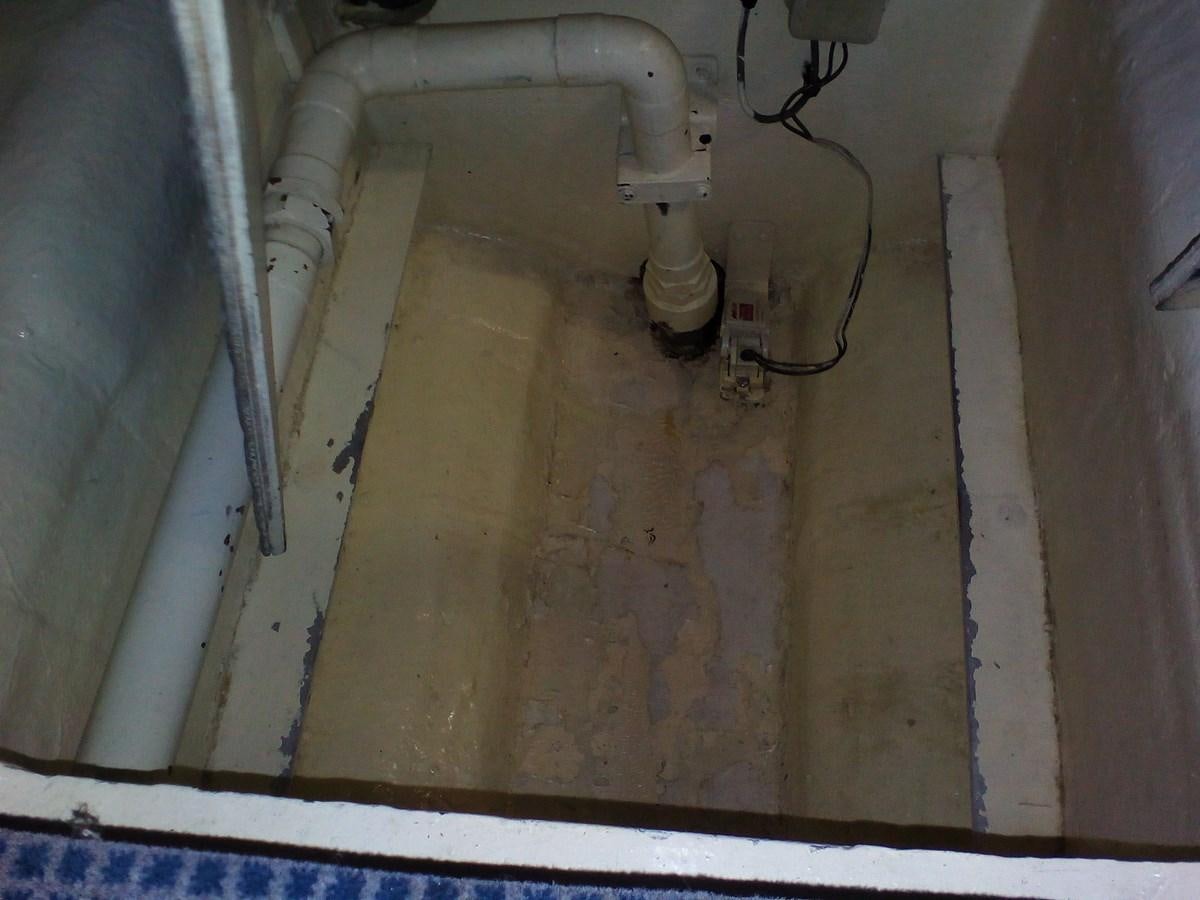 a dirty bathroom with a sink aboard SUN ANEMOS Yacht for Sale