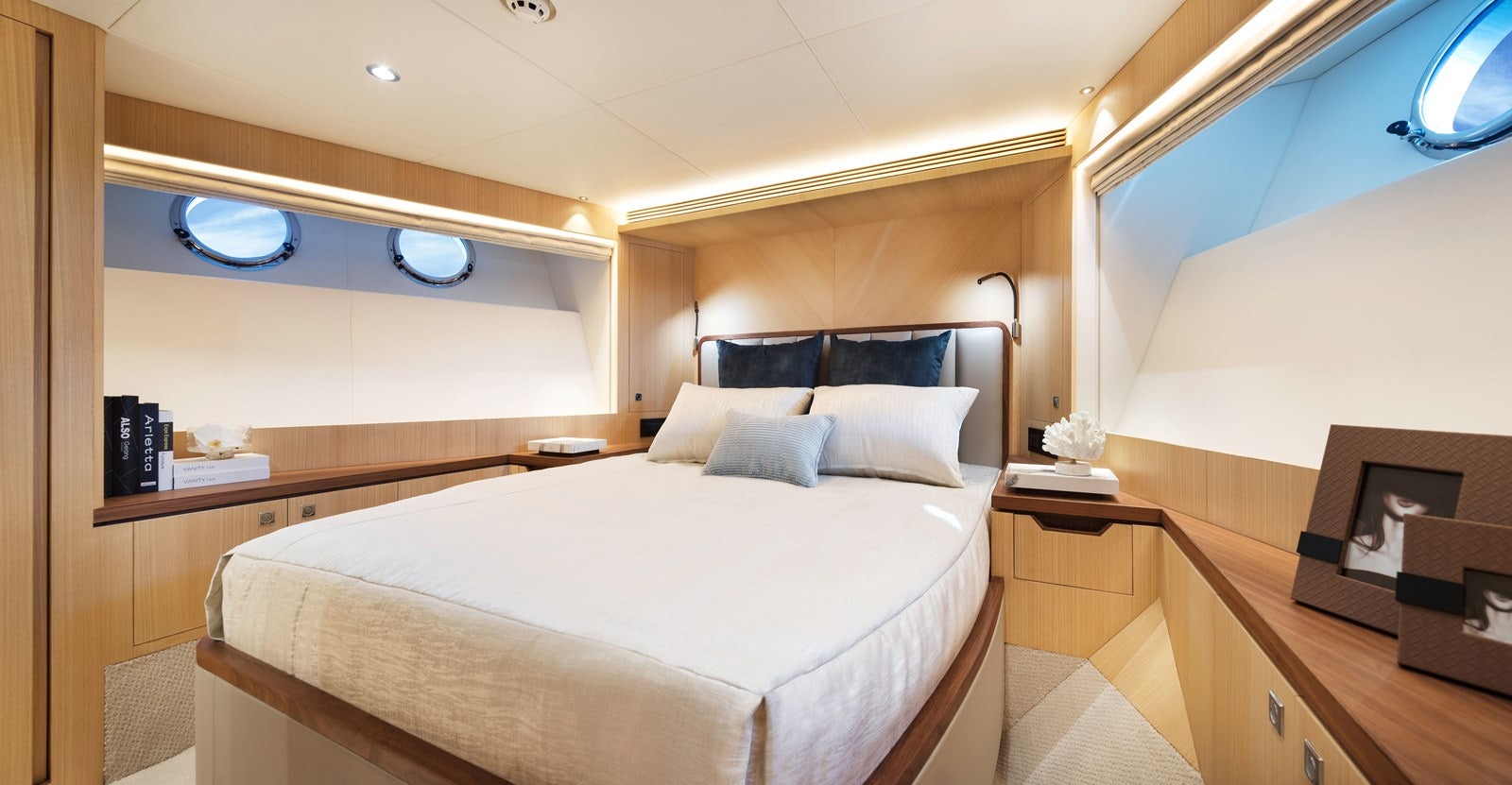 a room with a bed and a desk aboard FD80 608 Yacht for Sale