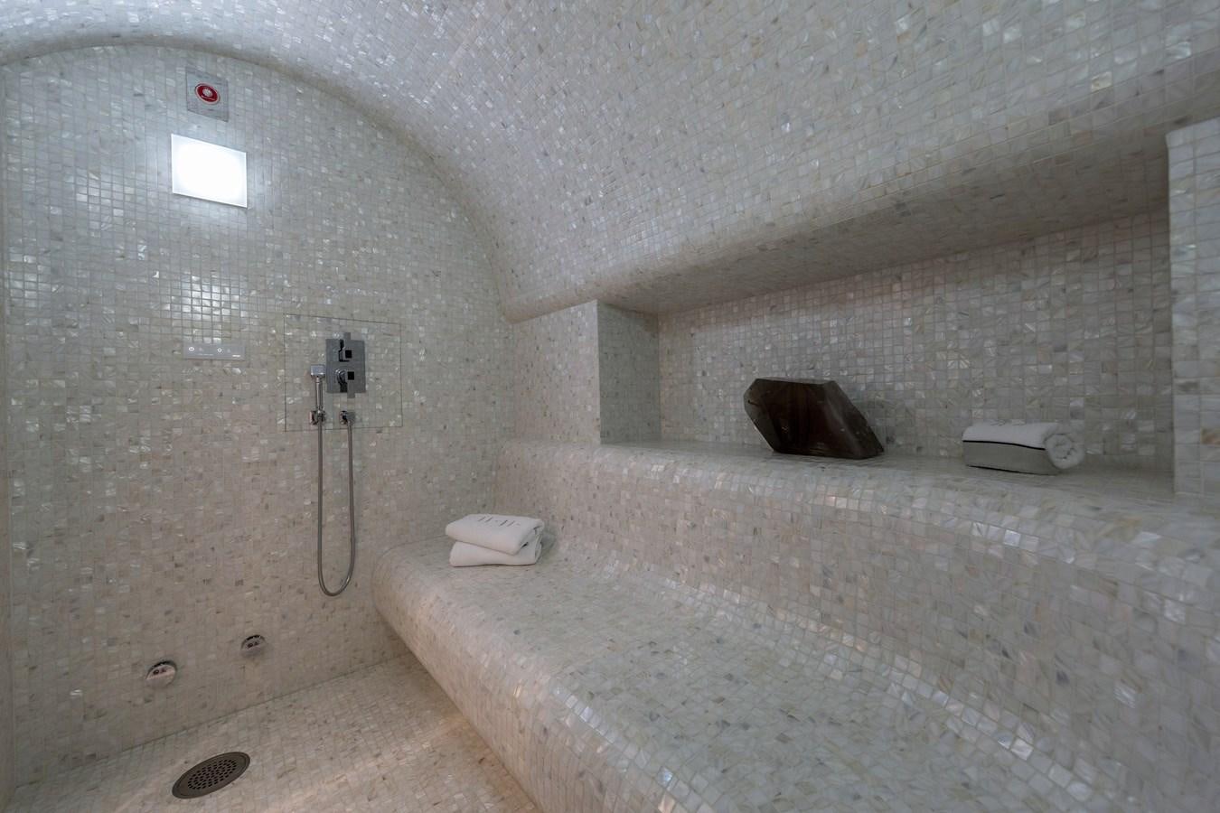 a bathtub with a bag on it aboard SOUNDWAVE Yacht for Sale