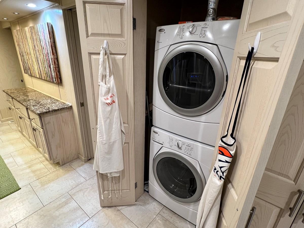 a clothes on a clothes line aboard 2010/1995 STARDUST 20 X 95WB NLST Yacht for Sale