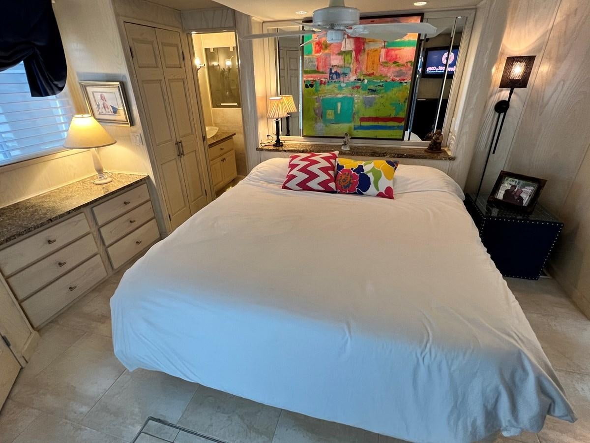 a bed in a hotel room aboard 2010/1995 STARDUST 20 X 95WB NLST Yacht for Sale