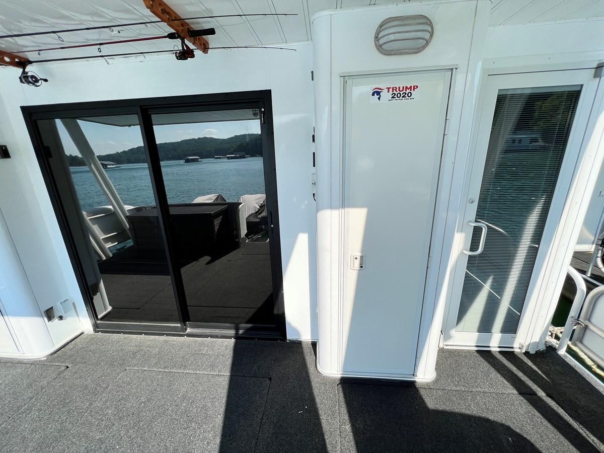 a room with a sliding door aboard 2010/1995 STARDUST 20 X 95WB NLST Yacht for Sale