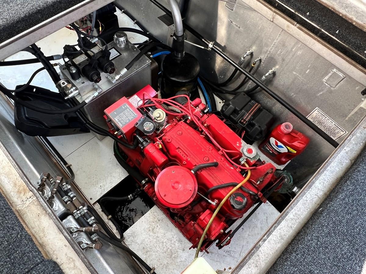 a car engine with red lights aboard 2010/1995 STARDUST 20 X 95WB NLST Yacht for Sale