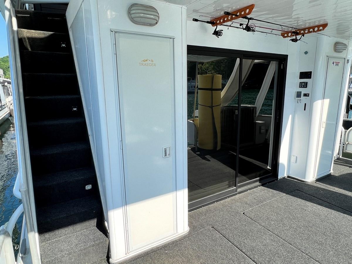 a room with a door open aboard 2010/1995 STARDUST 20 X 95WB NLST Yacht for Sale