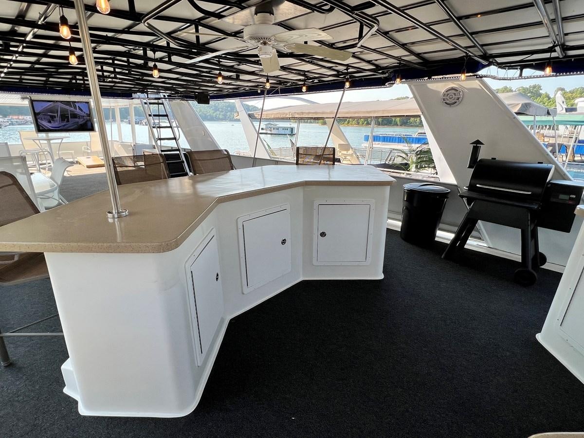 a large white machine aboard 2010/1995 STARDUST 20 X 95WB NLST Yacht for Sale