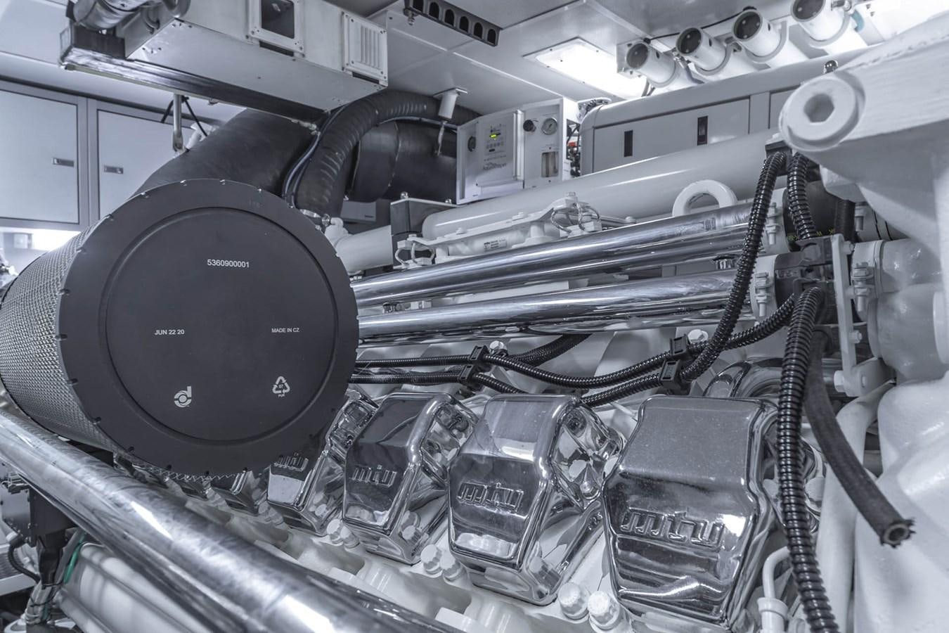 a machine with a large lens aboard SIMPLICITY Yacht for Sale