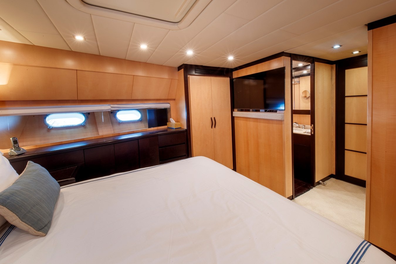 a hotel room with a bed aboard ULTIMA BEACH Yacht for Sale