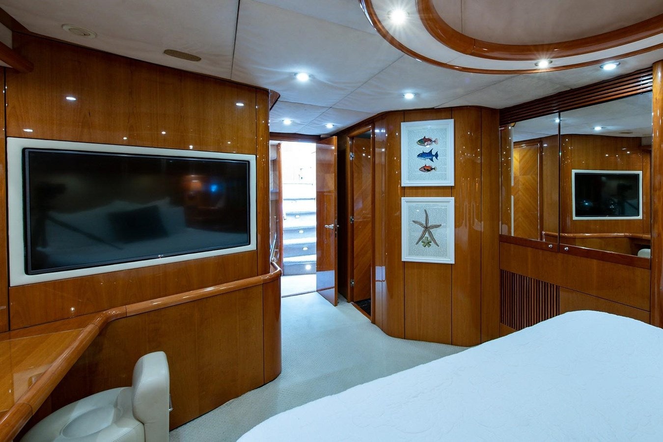 a room with a television and a bed aboard 82 SUNSEEKER MANHATTAN  Yacht for Sale