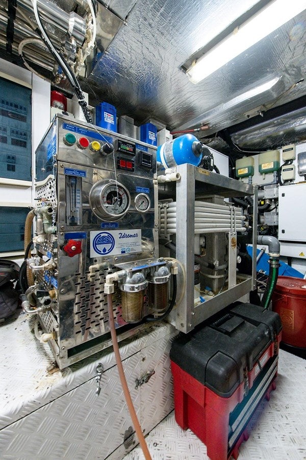 a machine inside a factory aboard 82 SUNSEEKER MANHATTAN  Yacht for Sale