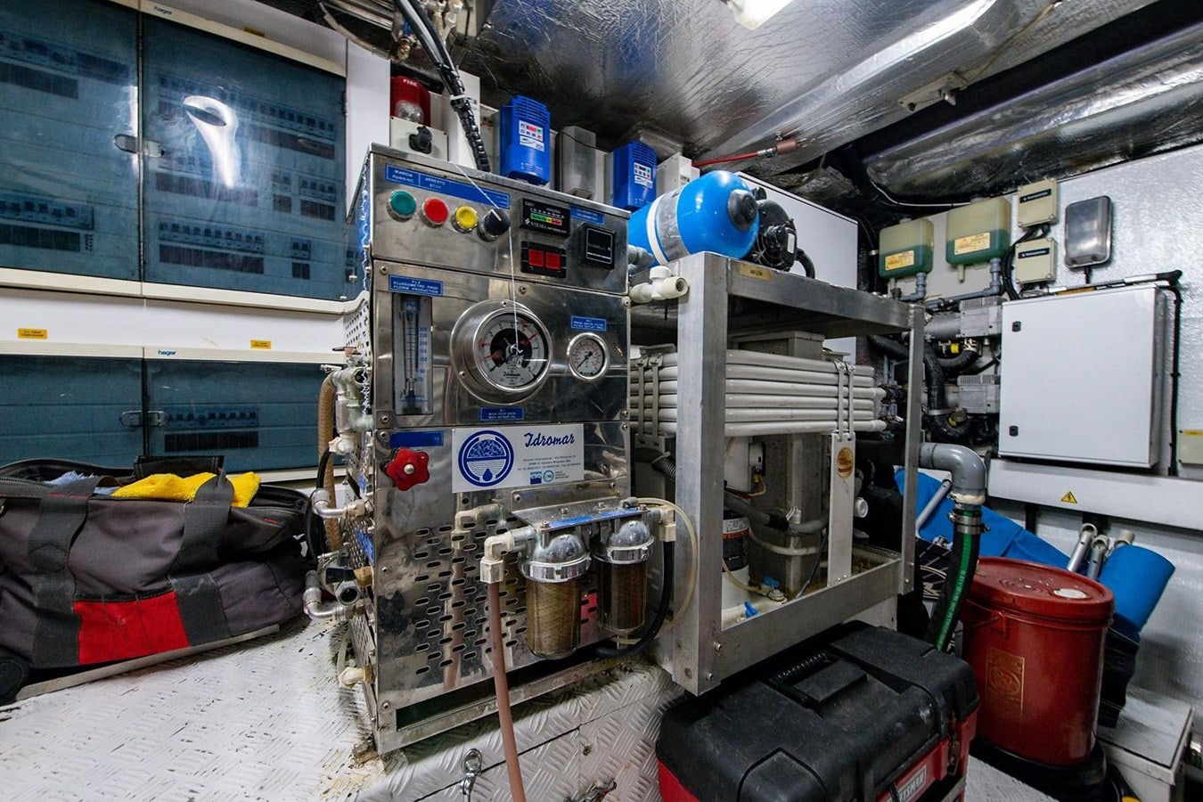 a machine in a room aboard 82 SUNSEEKER MANHATTAN  Yacht for Sale