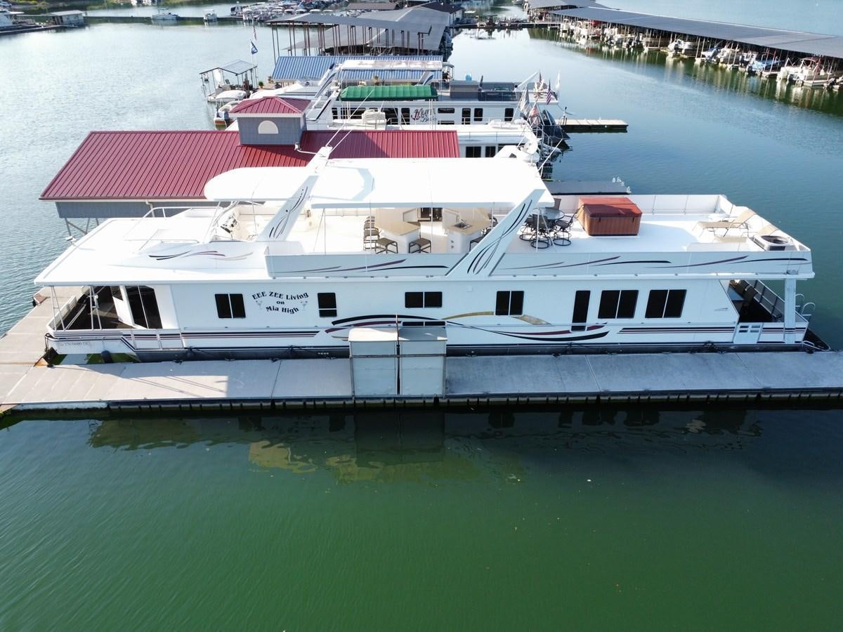 a boat on the water aboard 2007 STARDUST 19 X 86WB NLCG Yacht for Sale