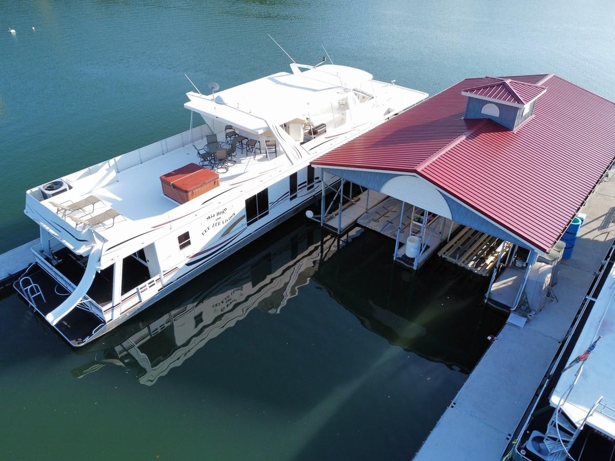 a house on a boat in the water aboard 2007 STARDUST 19 X 86WB NLCG Yacht for Sale