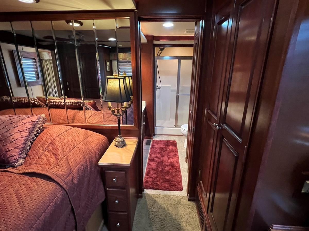 a hotel room with a lamp aboard 2007 STARDUST 19 X 86WB NLCG Yacht for Sale