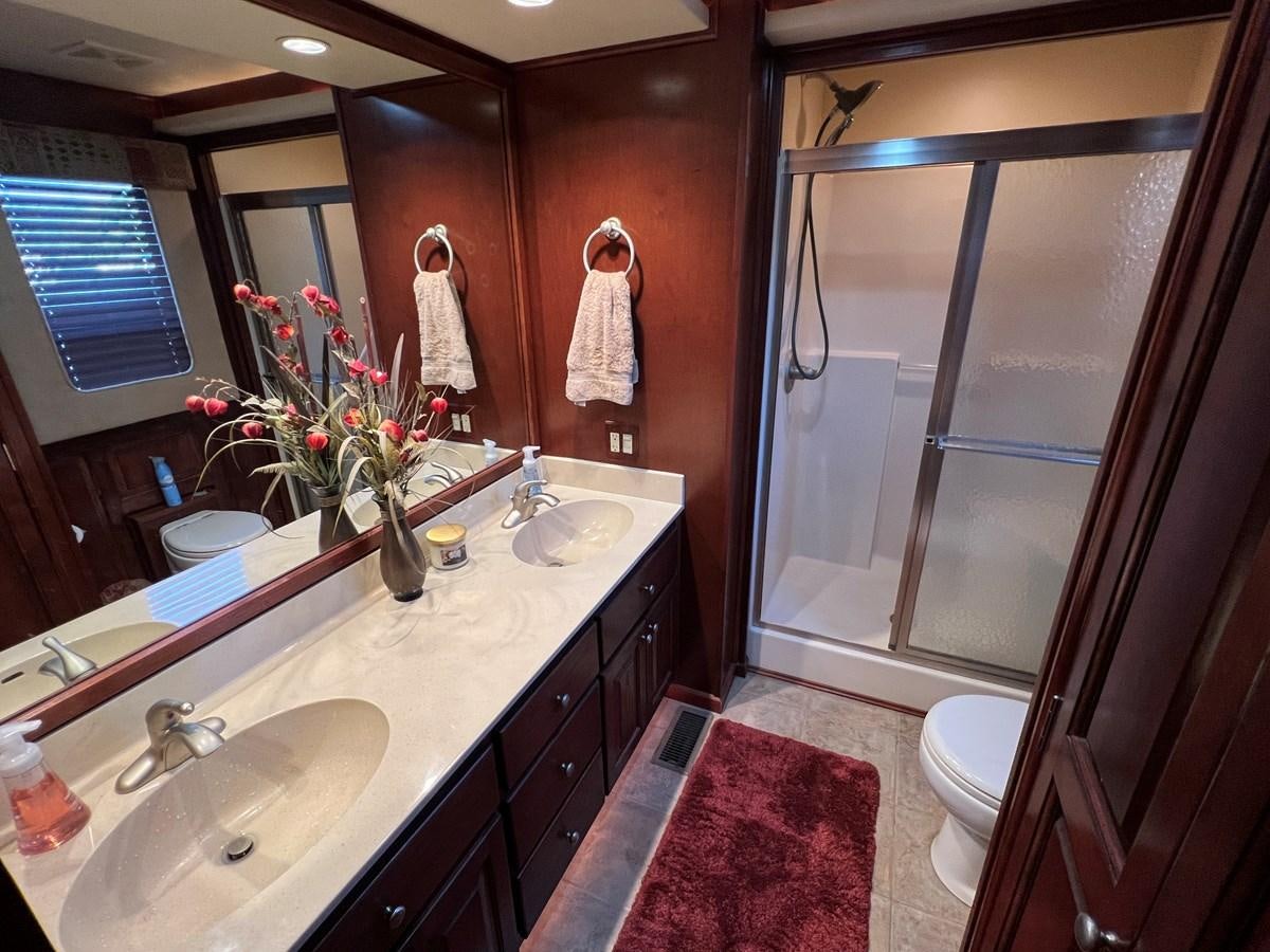 a bathroom with a red rug aboard 2007 STARDUST 19 X 86WB NLCG Yacht for Sale