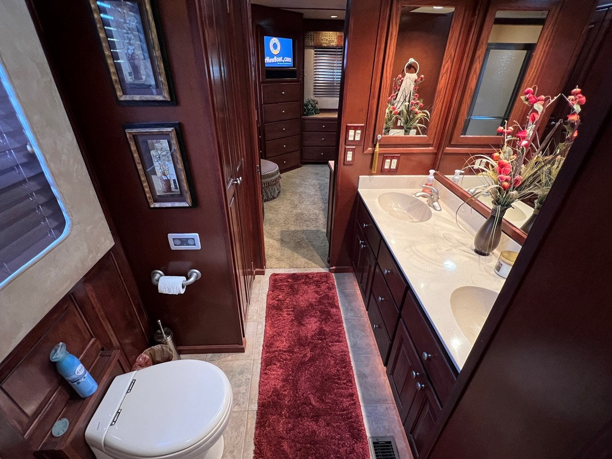 a bathroom with a red rug aboard 2007 STARDUST 19 X 86WB NLCG Yacht for Sale