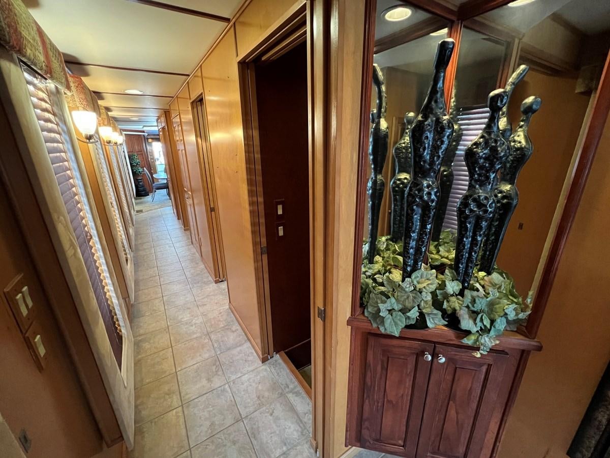 a hallway with a statue aboard 2007 STARDUST 19 X 86WB NLCG Yacht for Sale