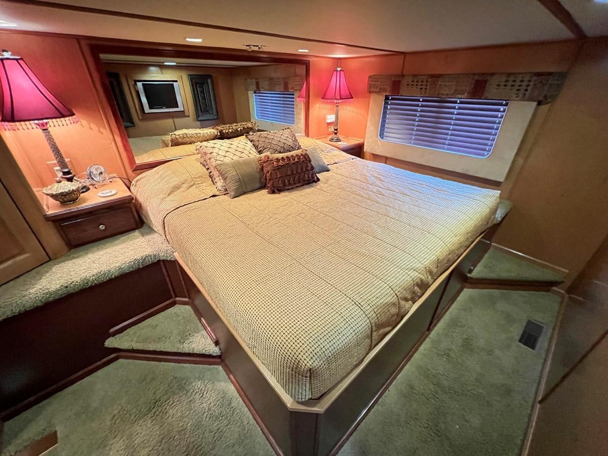 a bedroom with a bed and a desk aboard 2007 STARDUST 19 X 86WB NLCG Yacht for Sale