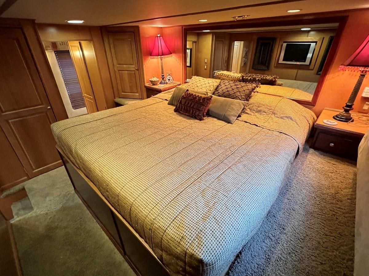 a hotel room with a bed aboard 2007 STARDUST 19 X 86WB NLCG Yacht for Sale