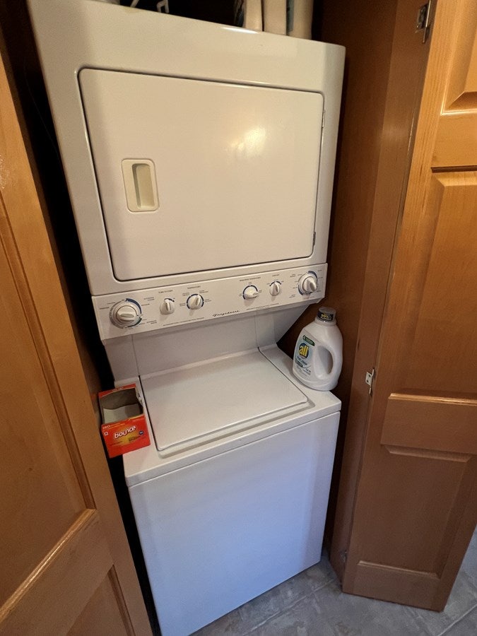 a white machine with a red label aboard 2007 STARDUST 19 X 86WB NLCG Yacht for Sale