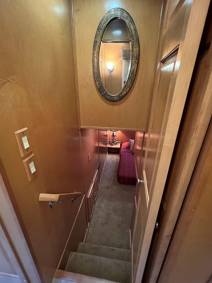 a bathroom with a round mirror aboard 2007 STARDUST 19 X 86WB NLCG Yacht for Sale