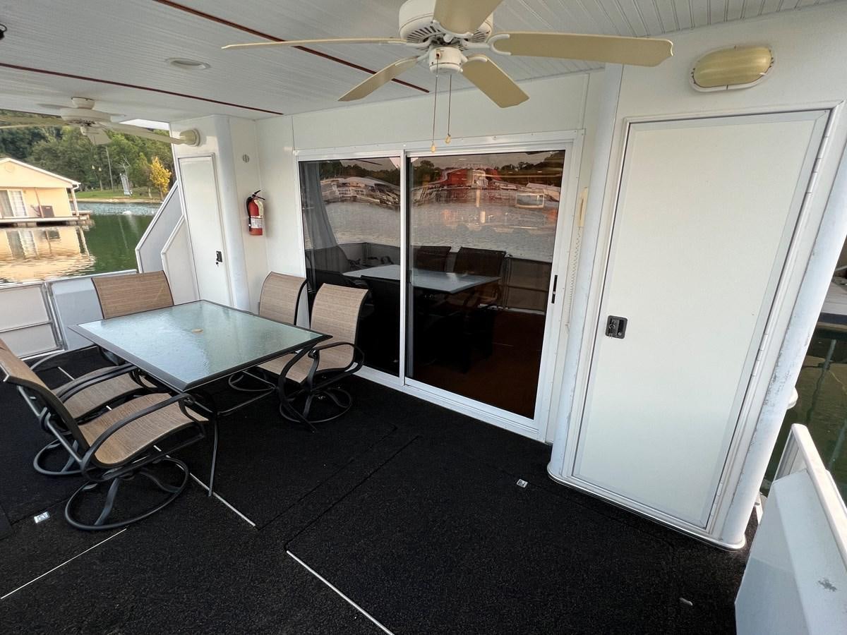 a room with a table and chairs aboard 2007 STARDUST 19 X 86WB NLCG Yacht for Sale