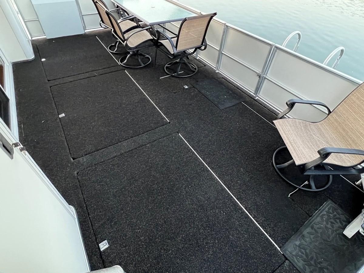 a room with a table and chairs aboard 2007 STARDUST 19 X 86WB NLCG Yacht for Sale