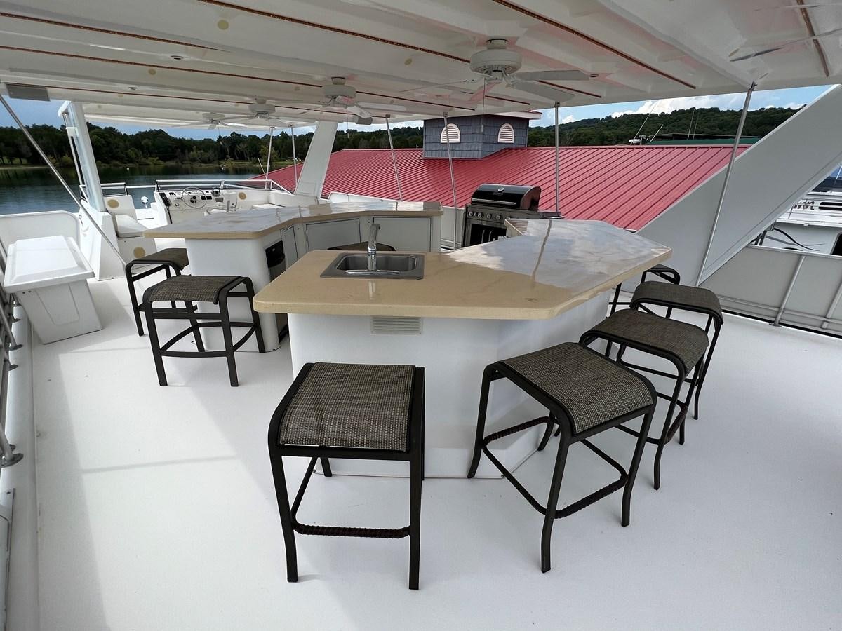 a table and chairs in a room aboard 2007 STARDUST 19 X 86WB NLCG Yacht for Sale