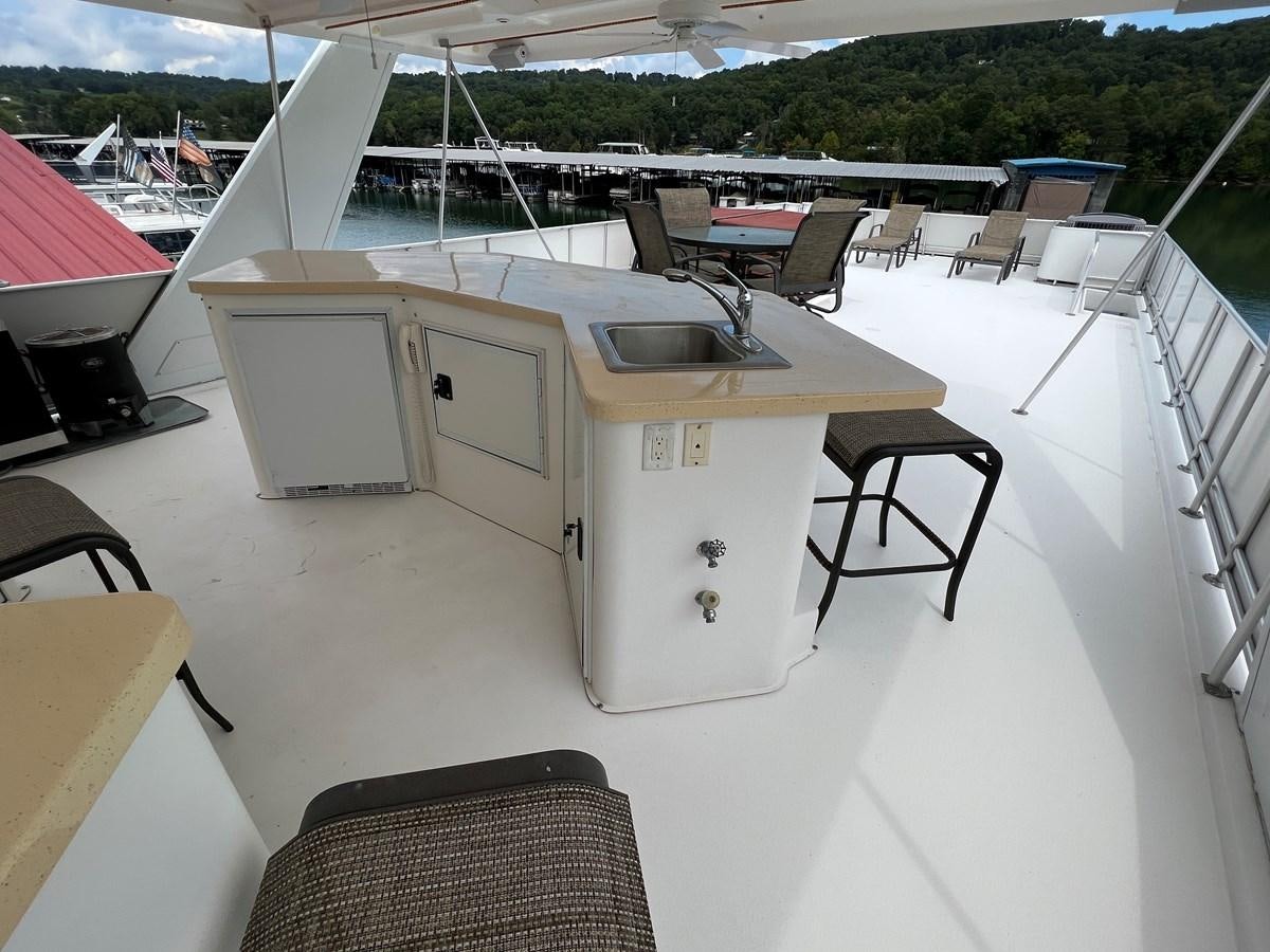 a room with a table and chairs aboard 2007 STARDUST 19 X 86WB NLCG Yacht for Sale