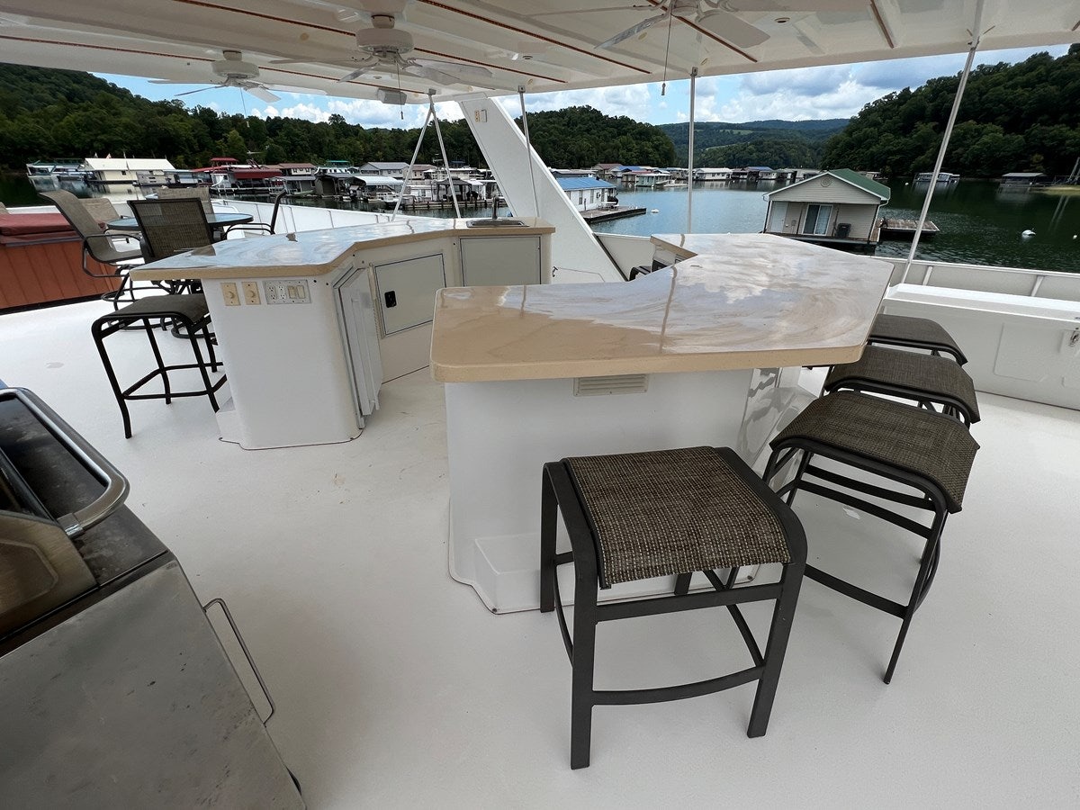 a table and chairs in a room aboard 2007 STARDUST 19 X 86WB NLCG Yacht for Sale
