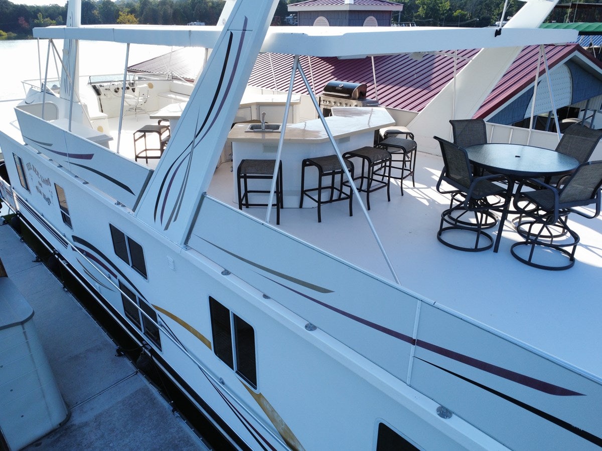 a large white swimming pool aboard 2007 STARDUST 19 X 86WB NLCG Yacht for Sale