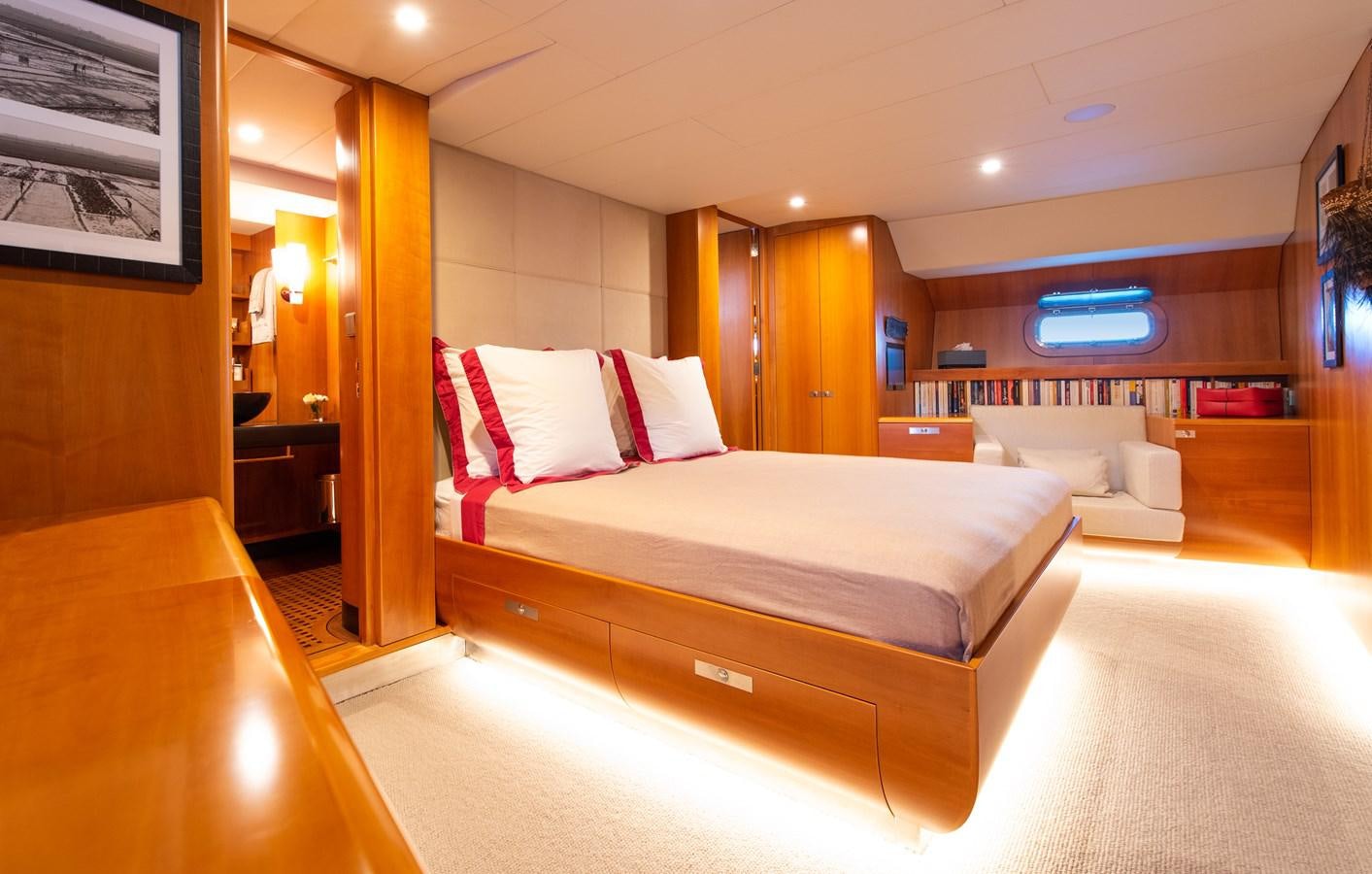 a hotel room with a bed aboard SILVERTIP Yacht for Sale