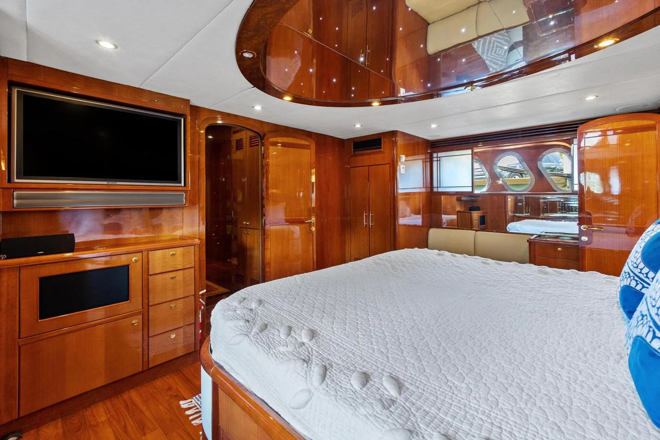 a bedroom with a bed and a television aboard JEF82110L506 Yacht for Sale